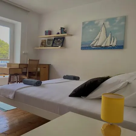Robinson Crusoe Eco Bay Hvar Town